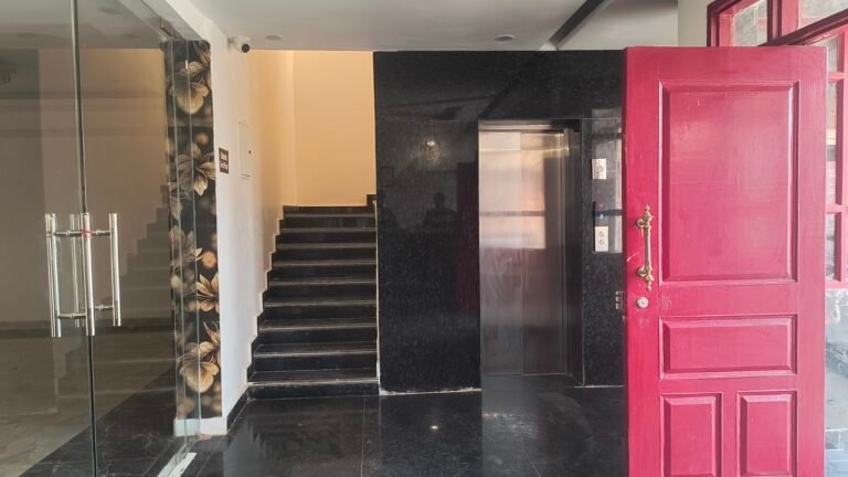 Skyer inn hotal lift and Staircase