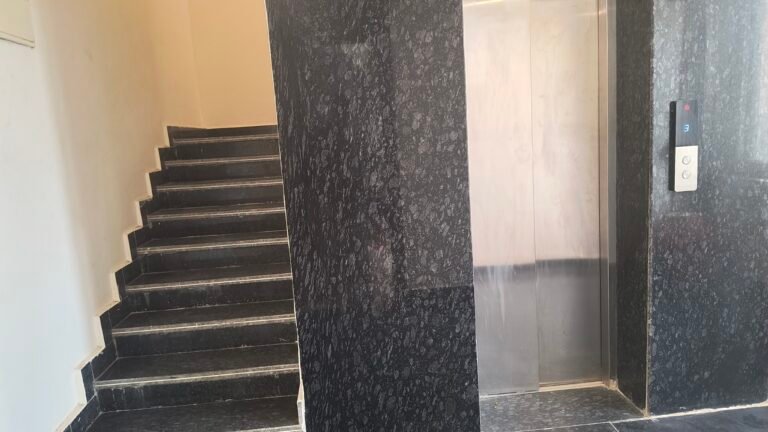 Skyer inn hotal lift