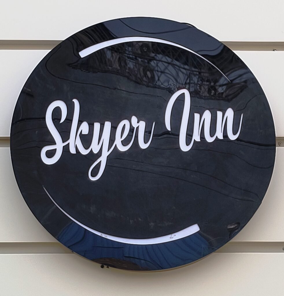 Skyer inn logo