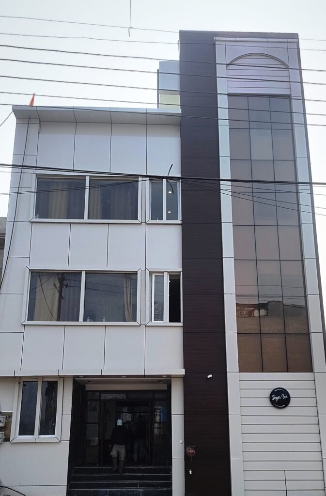 Skyer inn hotal front